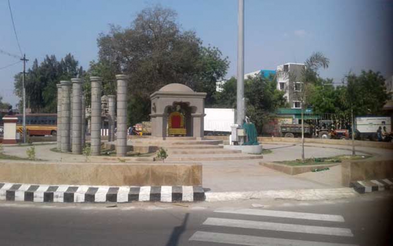 Traffic Island: Miniature of Ten pillars